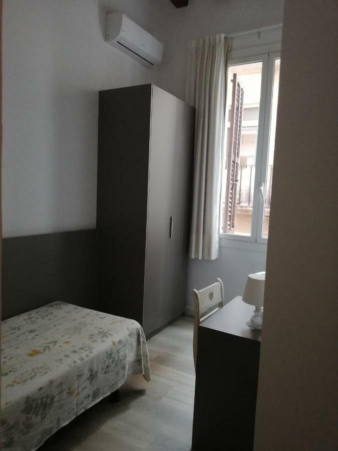 Hostal Parellades Sitges Luaran gambar