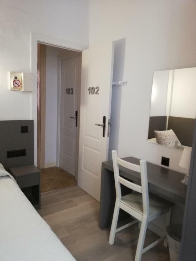Hostal Parellades Sitges Luaran gambar