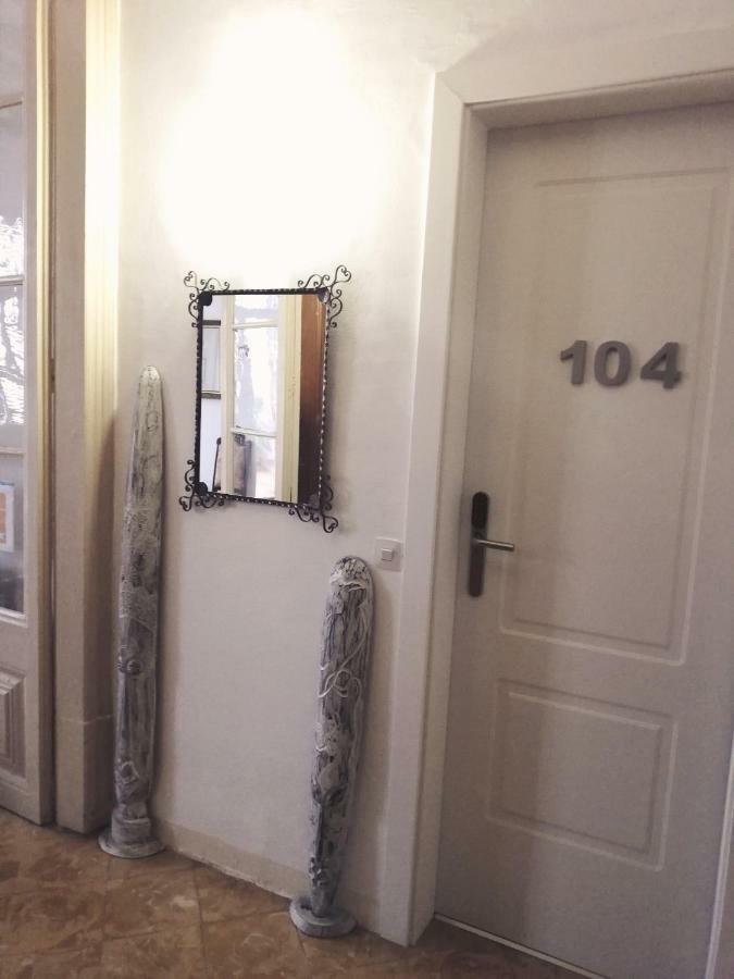Hostal Parellades Sitges Luaran gambar